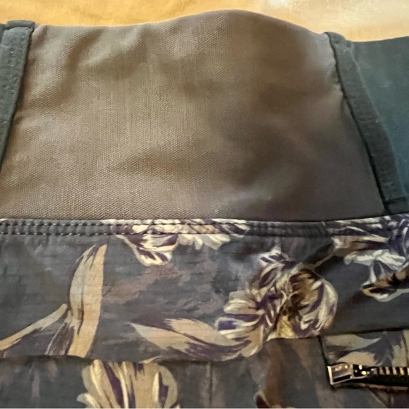 Athleta Trekkie North Printed Shorts Women's 12 Olive Army Green Floral like new - Picture 4 of 8